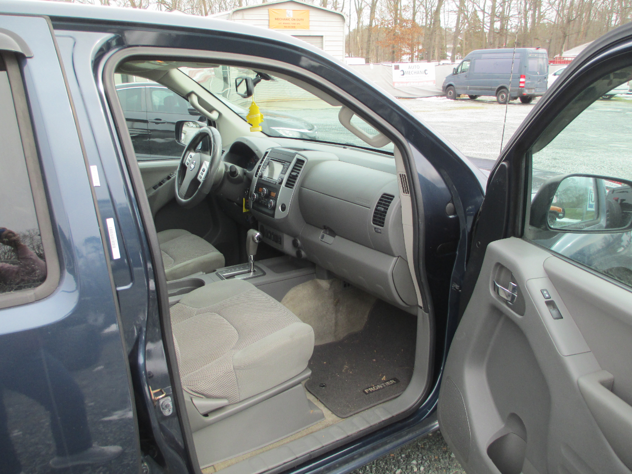 Nissan Frontier 2WD Crew Cab SWB Auto SV 2015