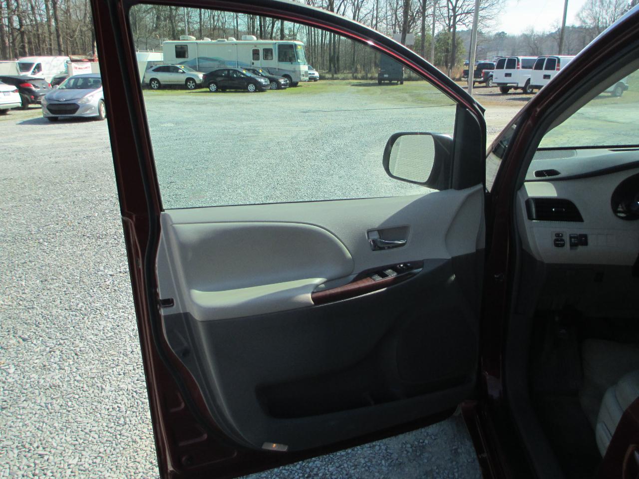 Toyota Sienna 5dr 7-Pass Van V6 Ltd AWD (Natl) 2014