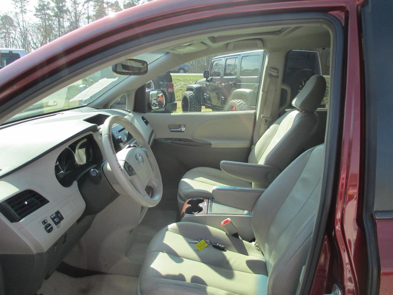 Toyota Sienna 5dr 7-Pass Van V6 Ltd AWD (Natl) 2014