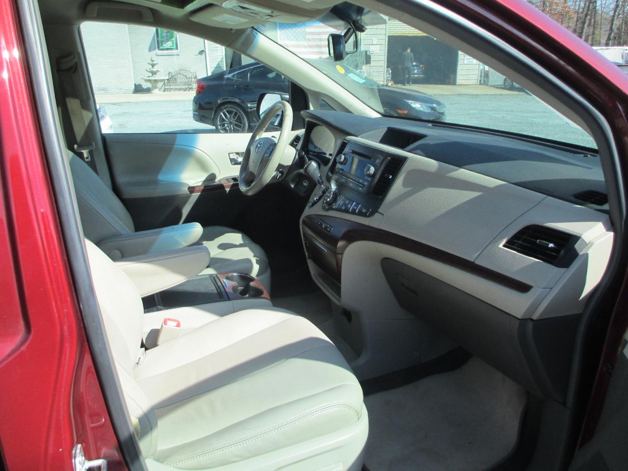 Toyota Sienna 5dr 7-Pass Van V6 Ltd AWD (Natl) 2014