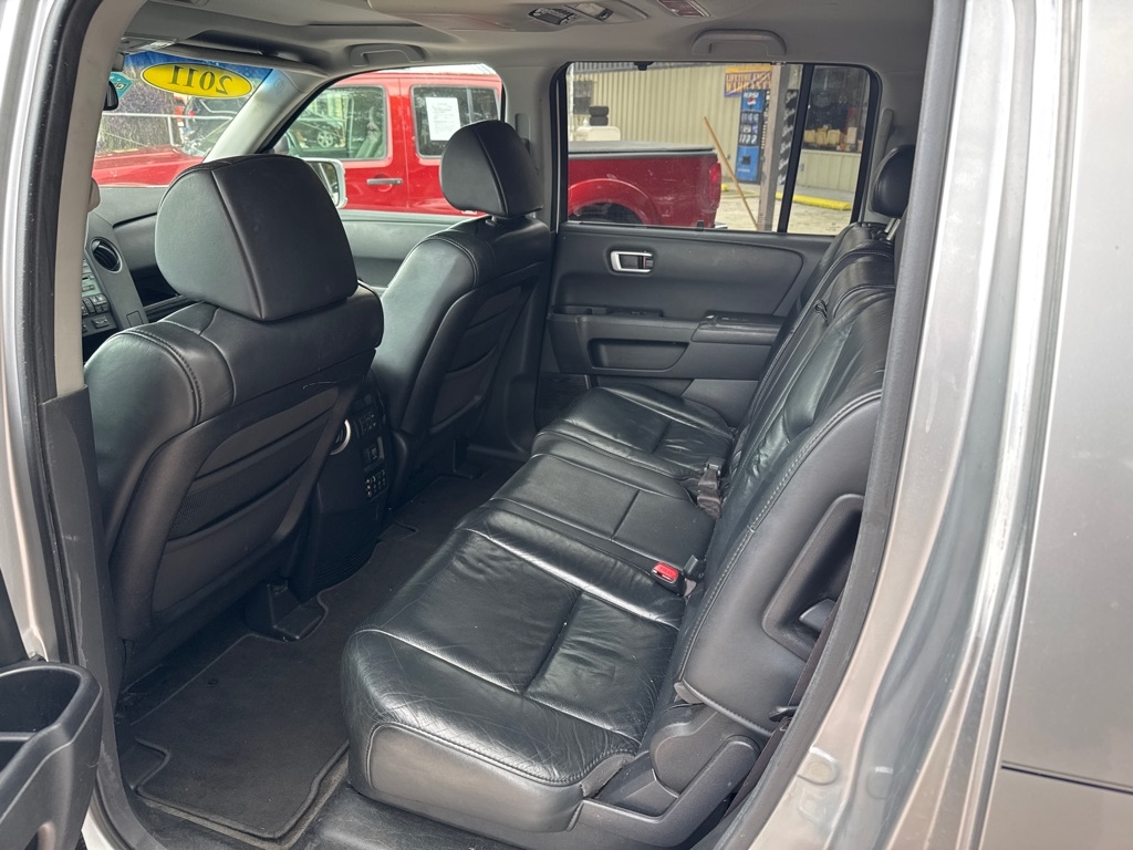Honda Pilot 2WD 4dr Touring w/RES & Navi 2011