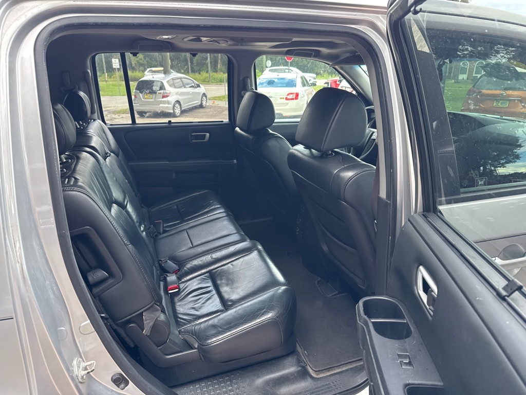 Honda Pilot 2WD 4dr Touring w/RES & Navi 2011