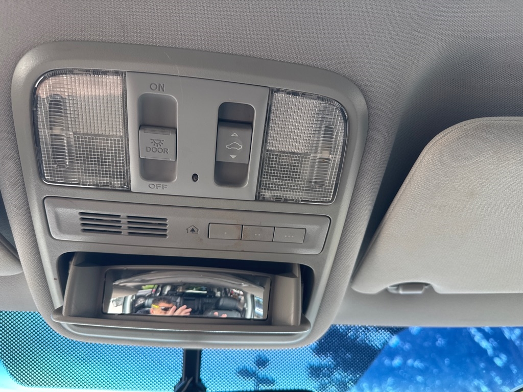 Honda Pilot 2WD 4dr Touring w/RES & Navi 2011