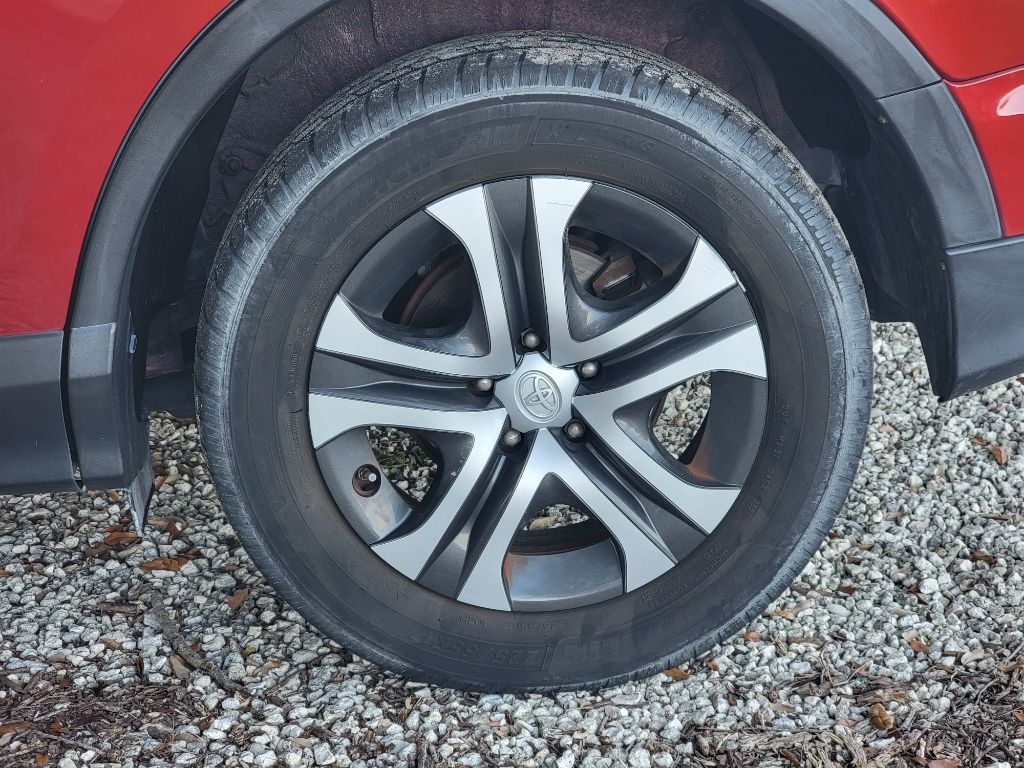 Toyota RAV4 LE FWD (Natl) 2017