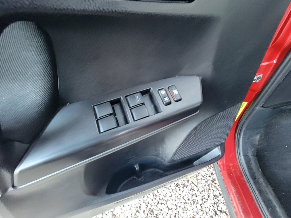 Toyota RAV4 LE FWD (Natl) 2017