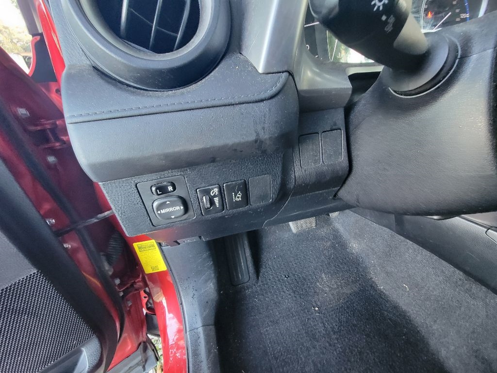 Toyota RAV4 LE FWD (Natl) 2017