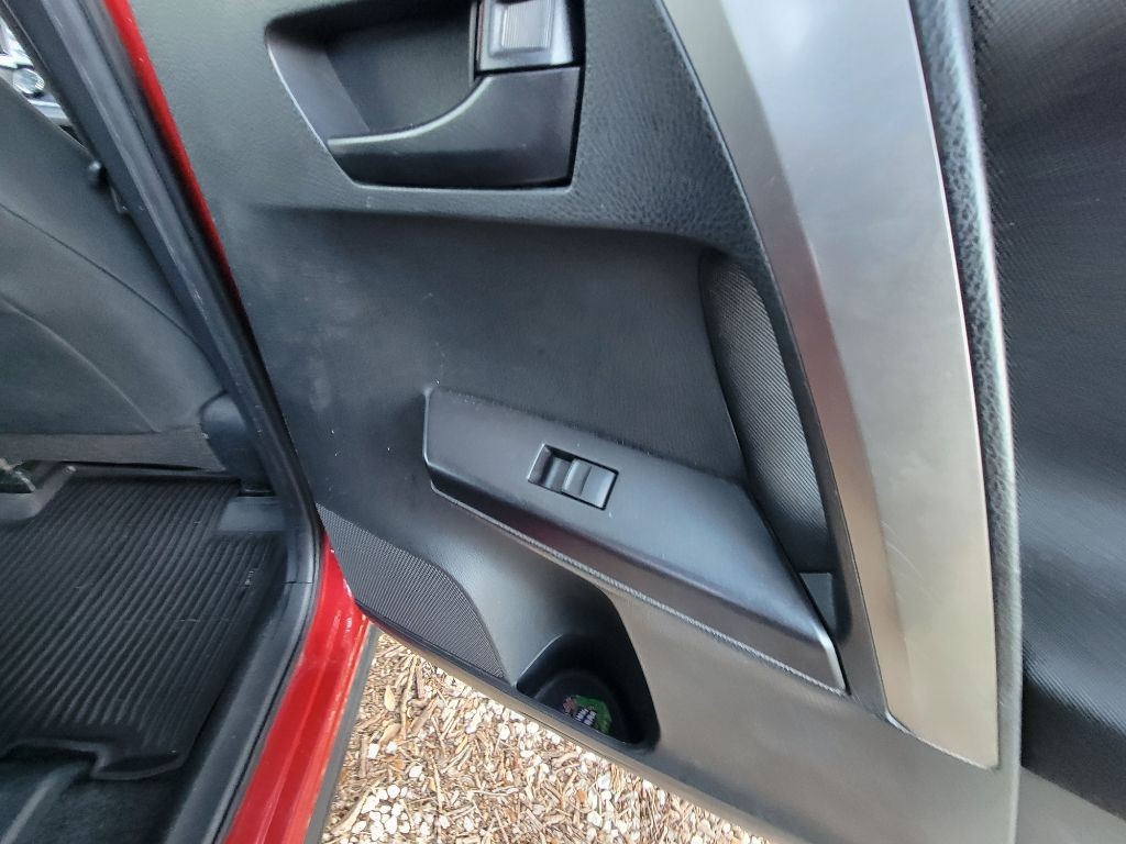 Toyota RAV4 LE FWD (Natl) 2017