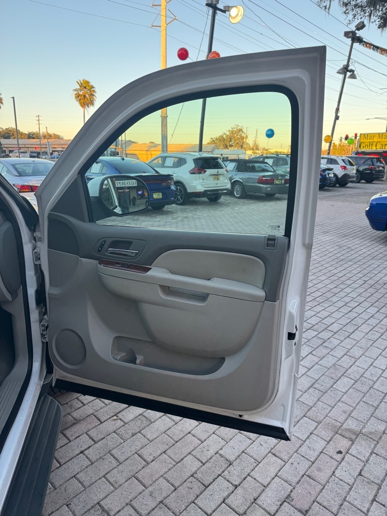 Chevrolet Suburban 2WD 4dr 1500 LT 2013