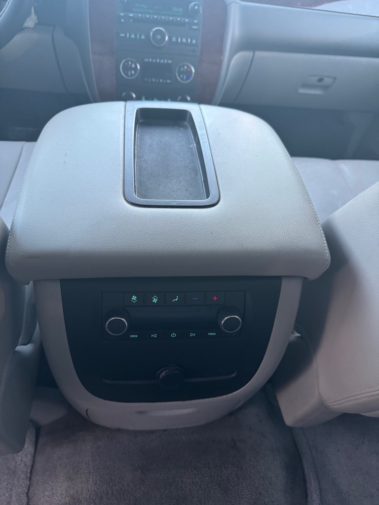 Chevrolet Suburban 2WD 4dr 1500 LT 2013