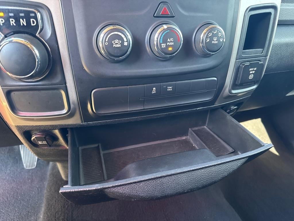 RAM 1500 2WD Quad Cab 140.5" Big Horn 2016