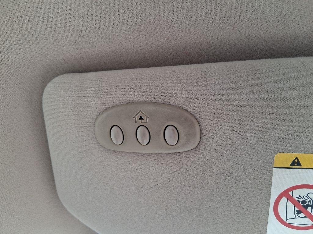 Toyota Avalon 4dr Sdn XLS w/Bench Seat (Natl) 2003