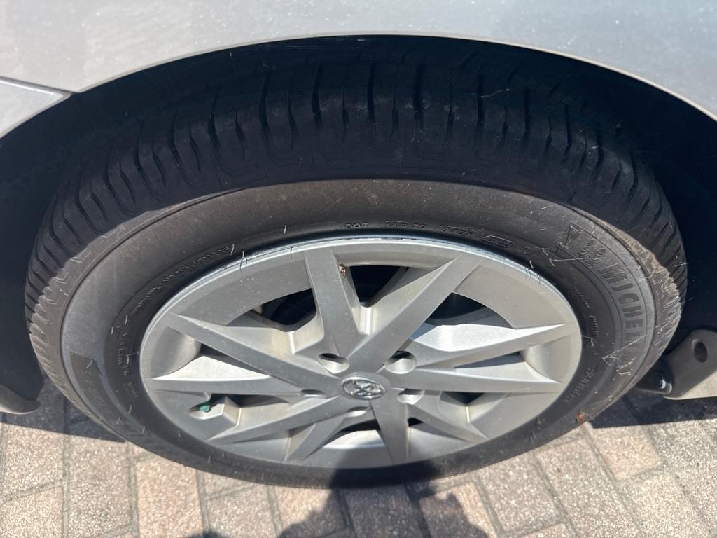 Toyota Prius V 5dr Wgn Three (Natl) 2012
