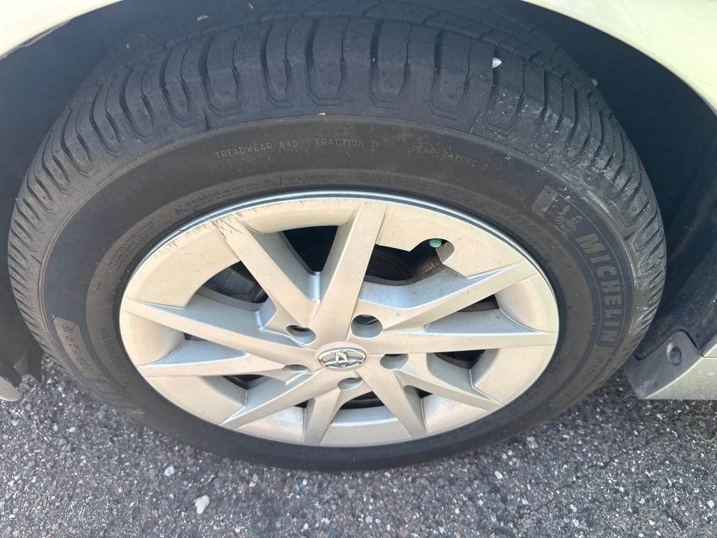 Toyota Prius V 5dr Wgn Three (Natl) 2012