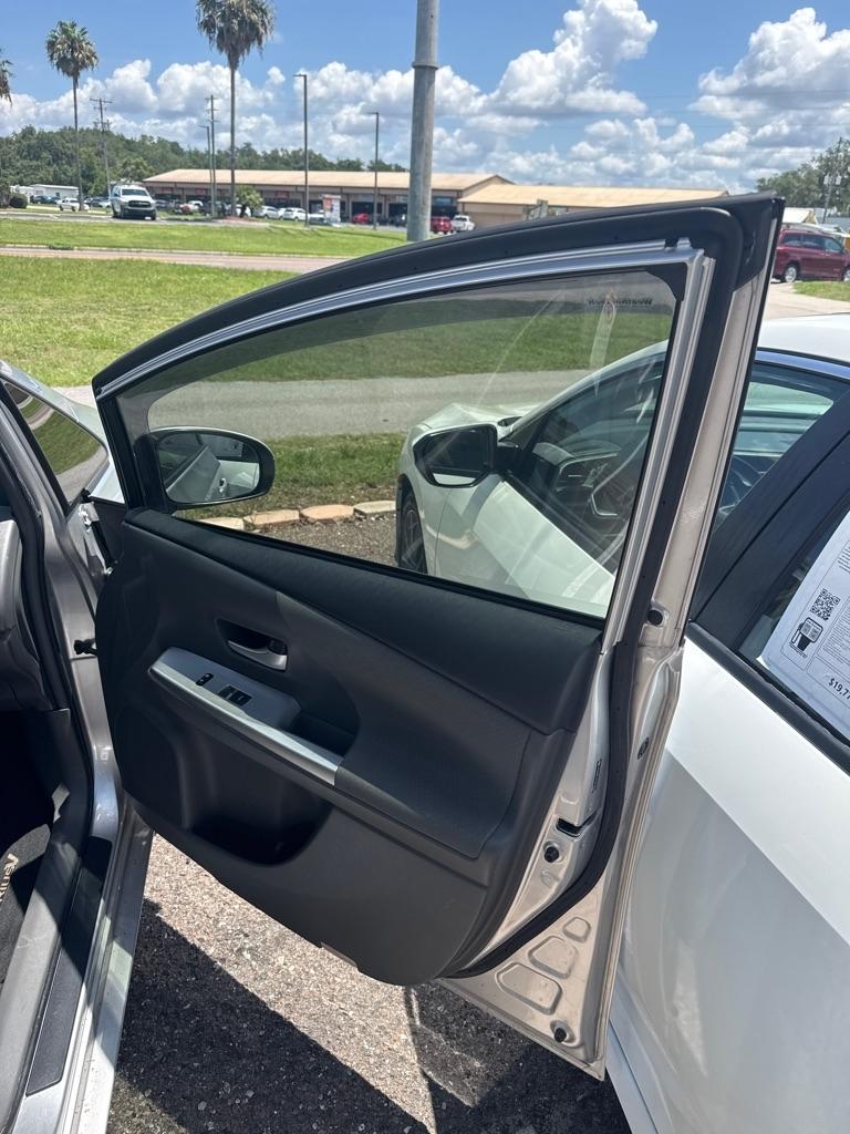 Toyota Prius V 5dr Wgn Three (Natl) 2012