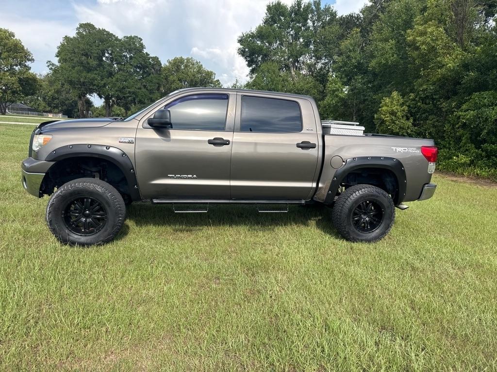Toyota Tundra 4WD Truck CrewMax 5.7L FFV V8 6-Spd AT (Natl) 2011