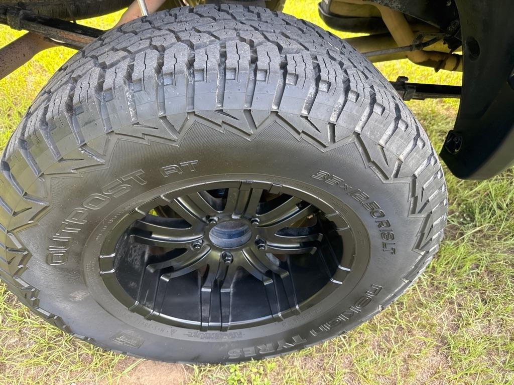 Toyota Tundra 4WD Truck CrewMax 5.7L FFV V8 6-Spd AT (Natl) 2011