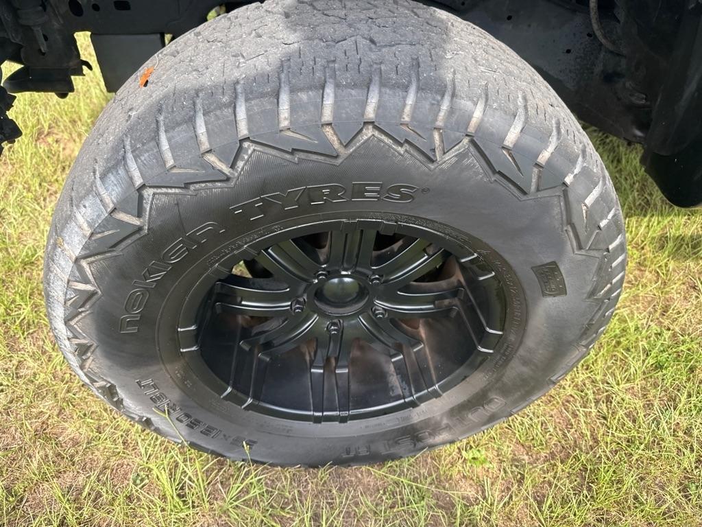 Toyota Tundra 4WD Truck CrewMax 5.7L FFV V8 6-Spd AT (Natl) 2011
