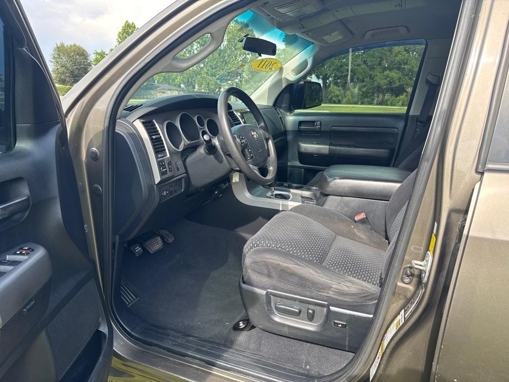 Toyota Tundra 4WD Truck CrewMax 5.7L FFV V8 6-Spd AT (Natl) 2011