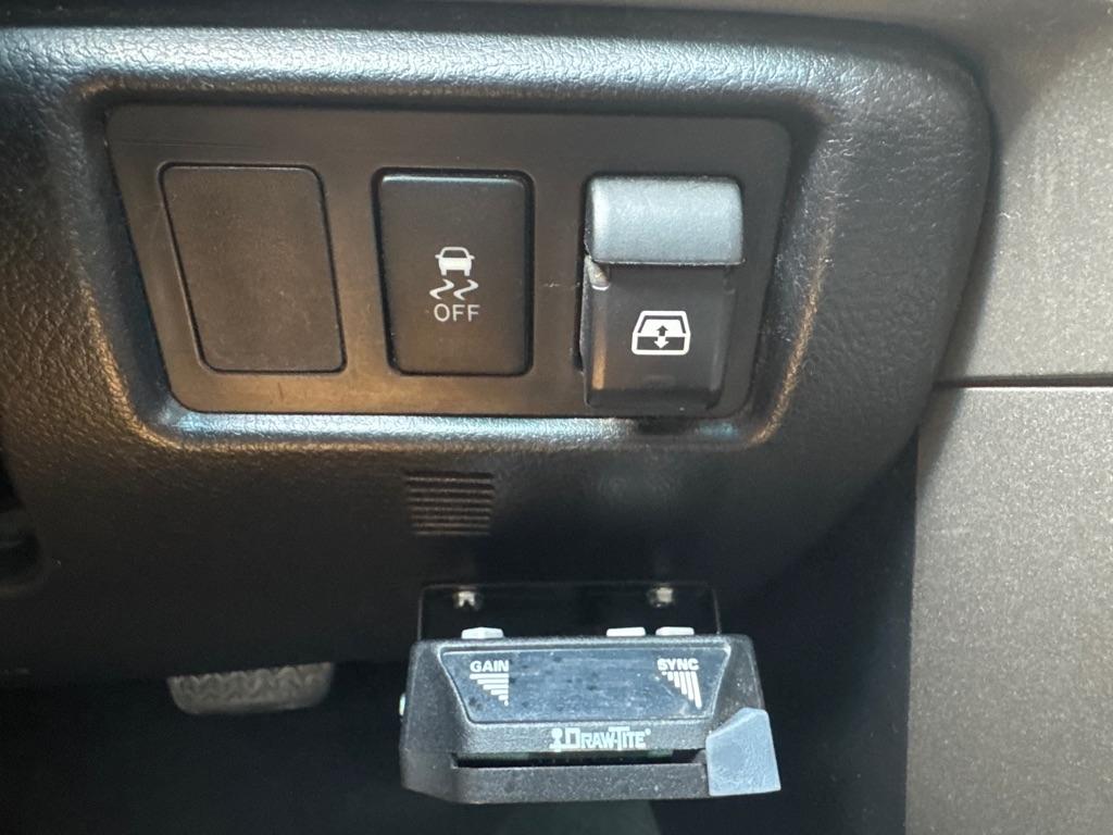 Toyota Tundra 4WD Truck CrewMax 5.7L FFV V8 6-Spd AT (Natl) 2011