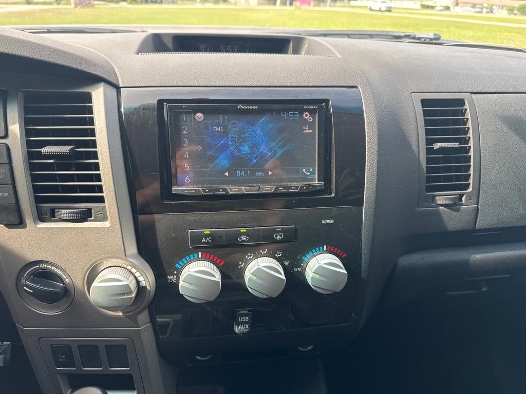 Toyota Tundra 4WD Truck CrewMax 5.7L FFV V8 6-Spd AT (Natl) 2011