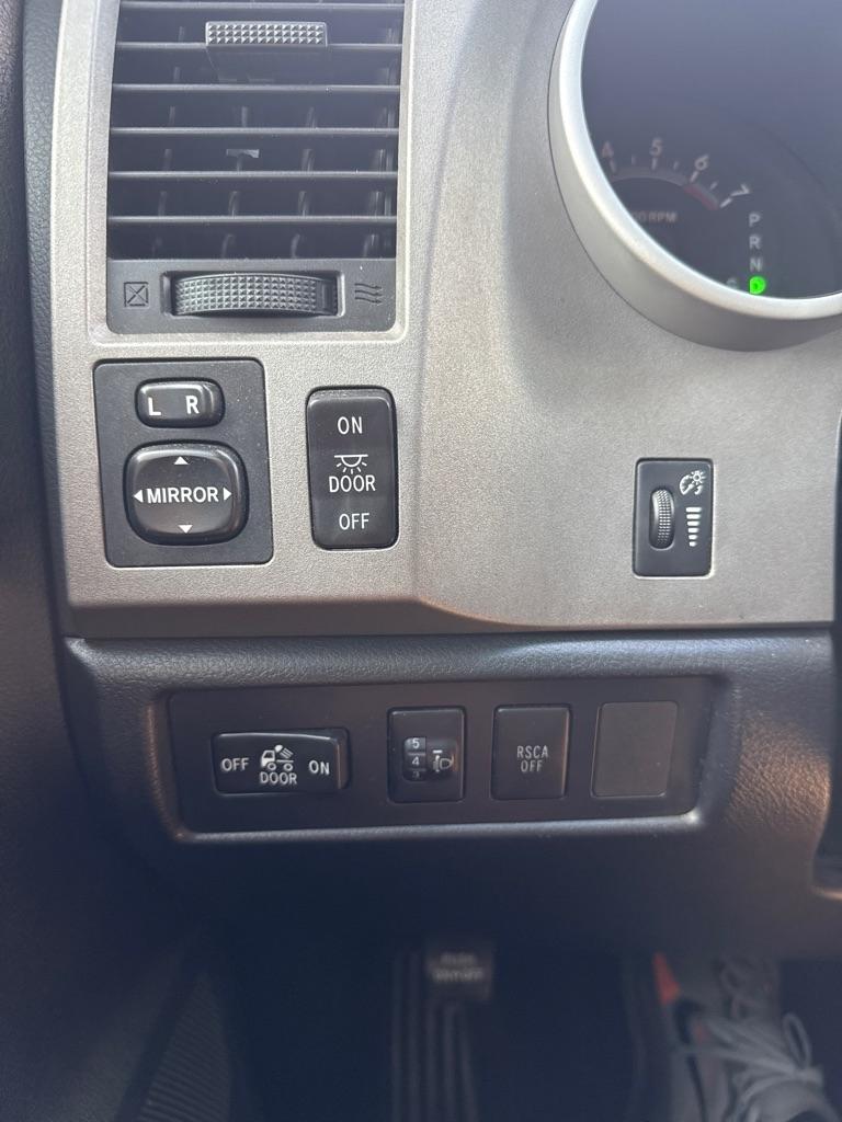 Toyota Tundra 4WD Truck CrewMax 5.7L FFV V8 6-Spd AT (Natl) 2011