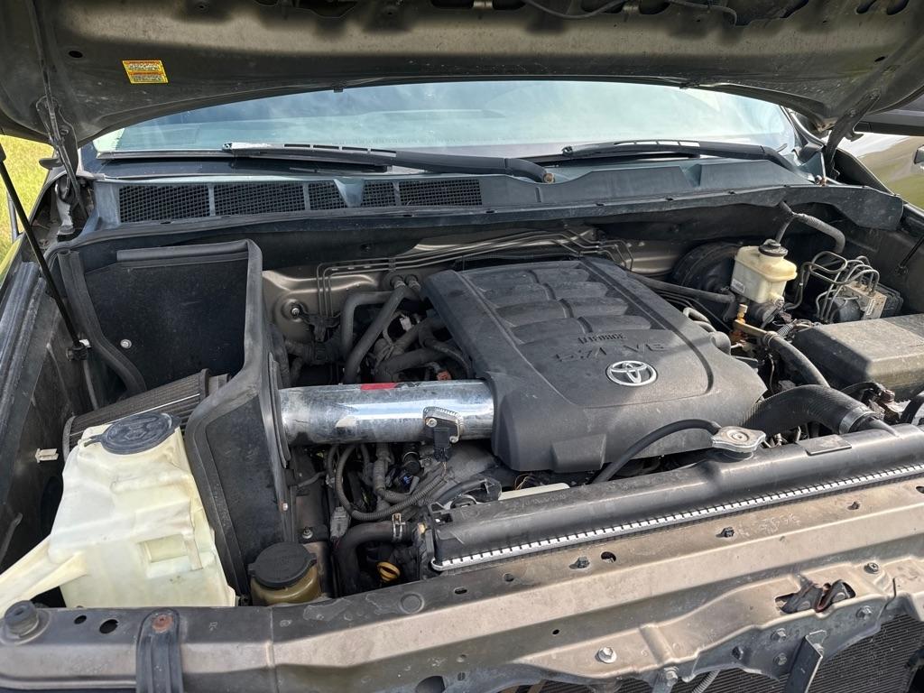 Toyota Tundra 4WD Truck CrewMax 5.7L FFV V8 6-Spd AT (Natl) 2011