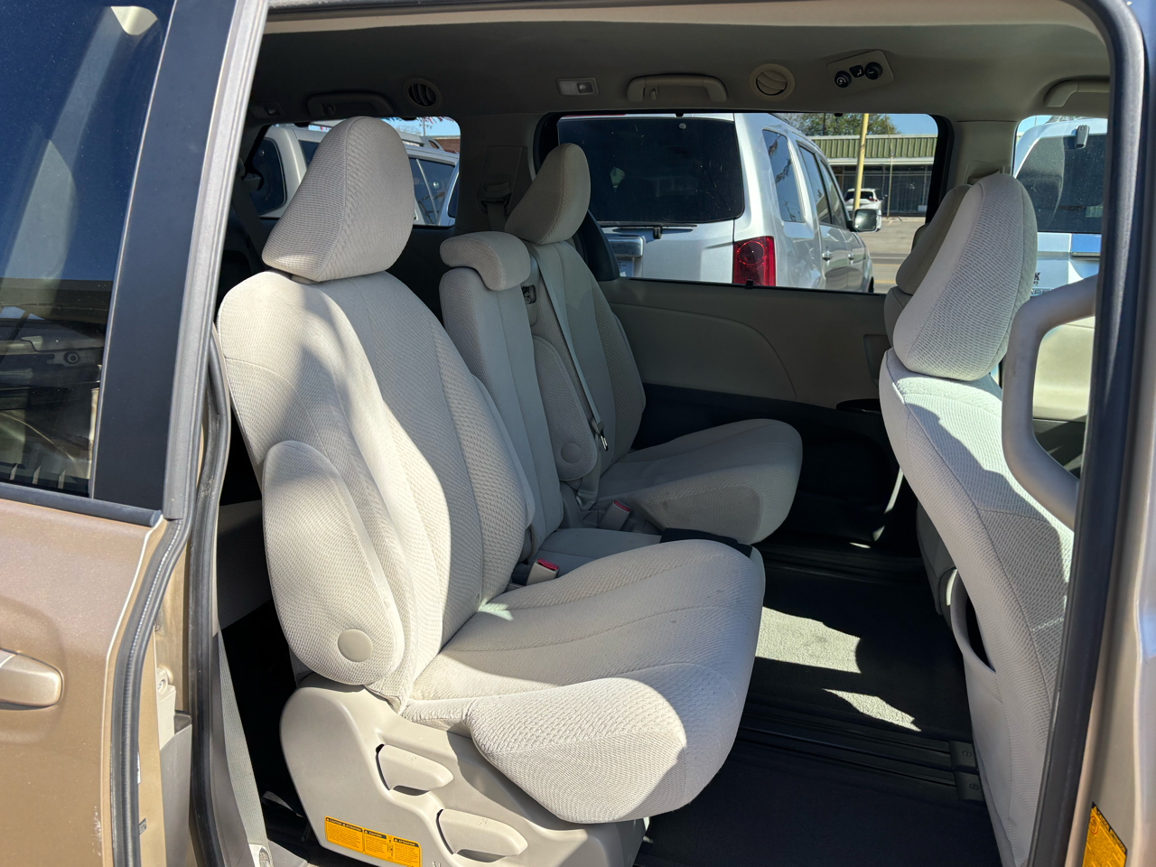 Toyota Sienna 5dr 7-Pass Van V6 LE AAS FWD (Natl) 2012