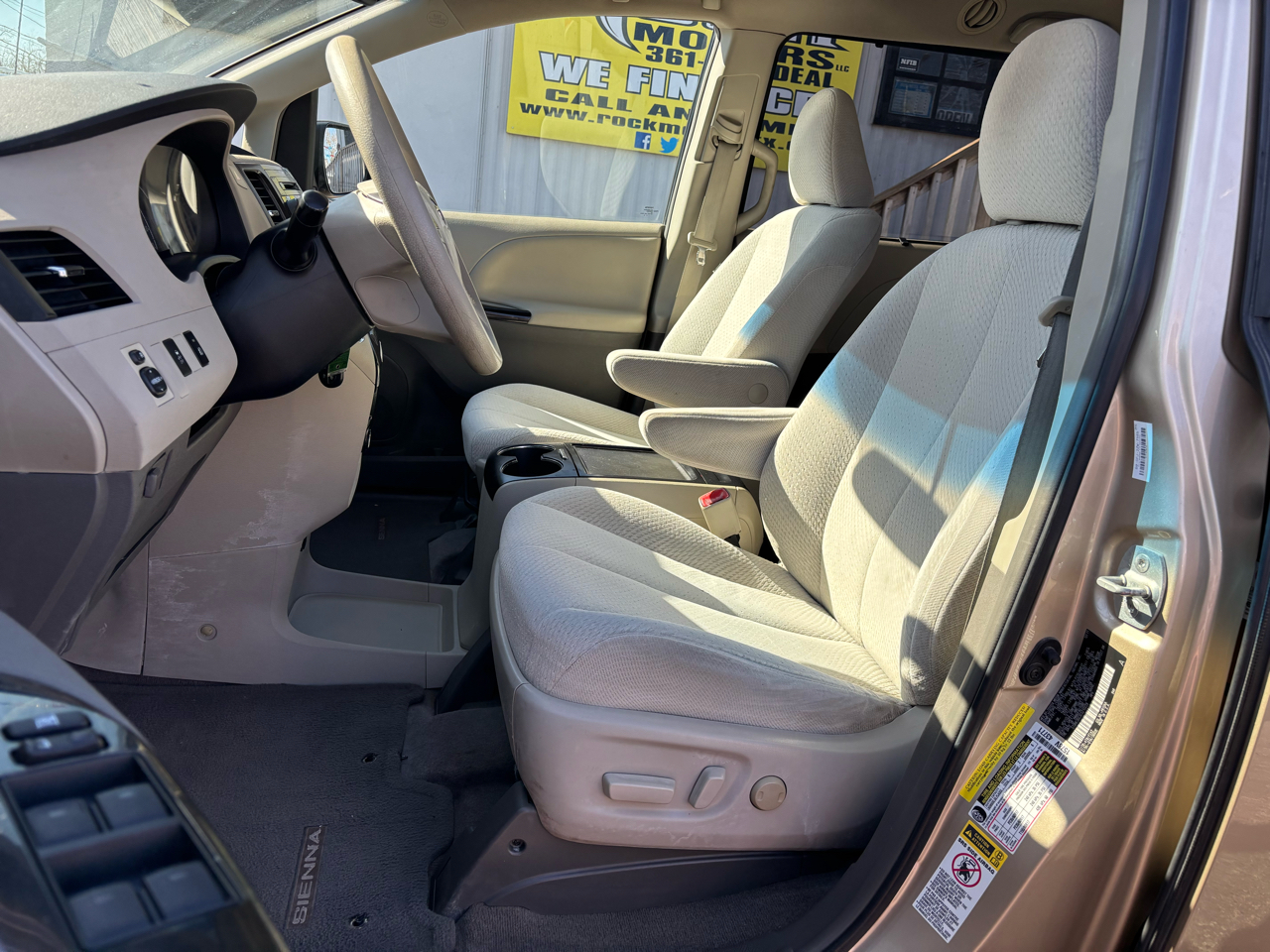 Toyota Sienna 5dr 7-Pass Van V6 LE AAS FWD (Natl) 2012