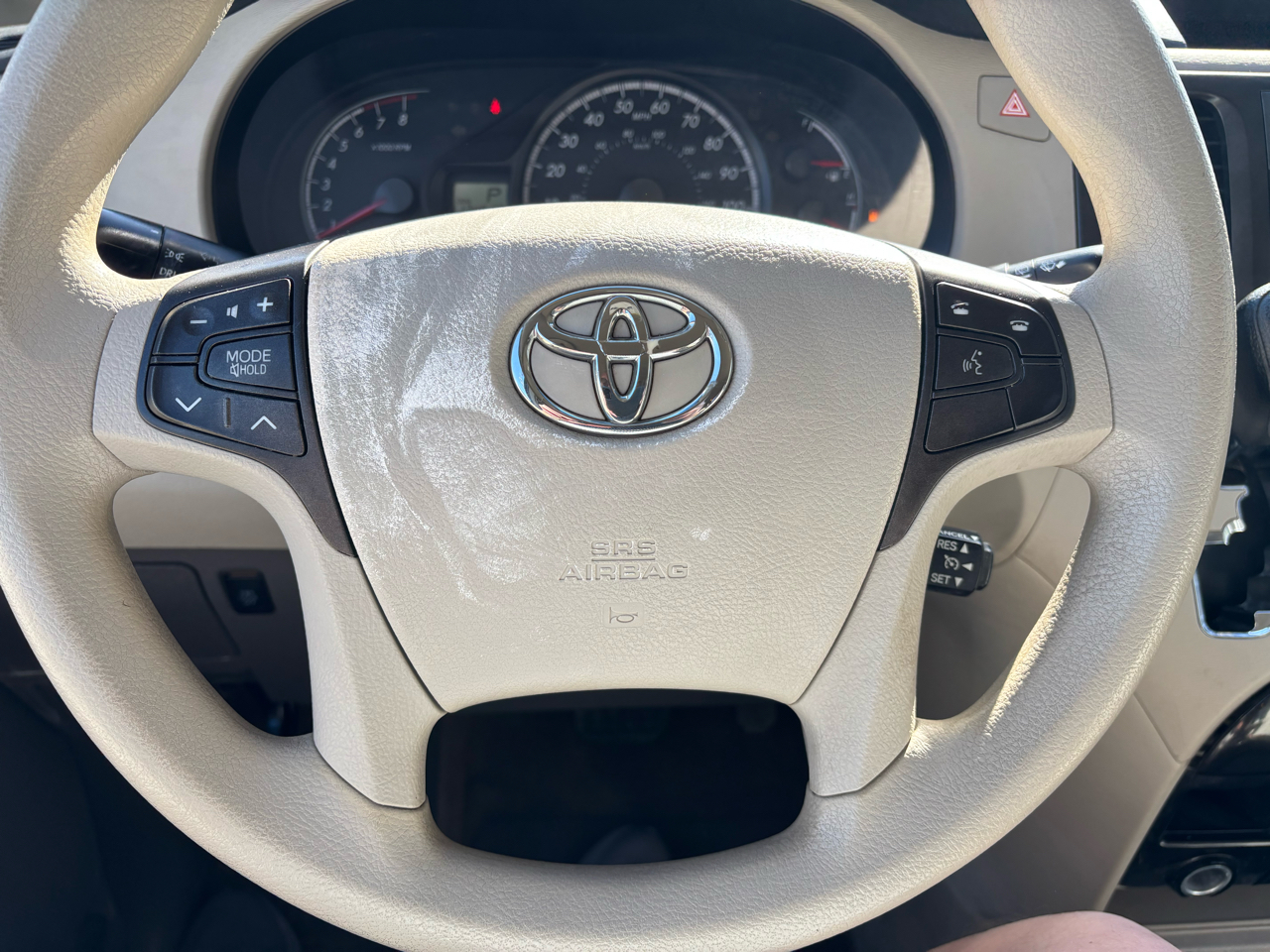 Toyota Sienna 5dr 7-Pass Van V6 LE AAS FWD (Natl) 2012