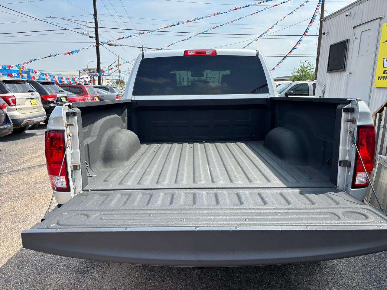 RAM 1500 Tradesman 4x2 Crew Cab 5'7" Box 2017