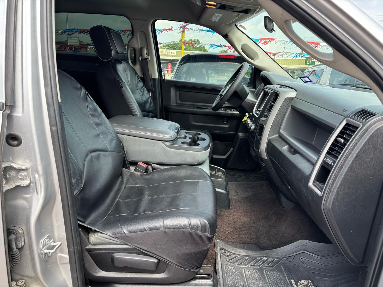 RAM 1500 Tradesman 4x2 Crew Cab 5'7" Box 2017