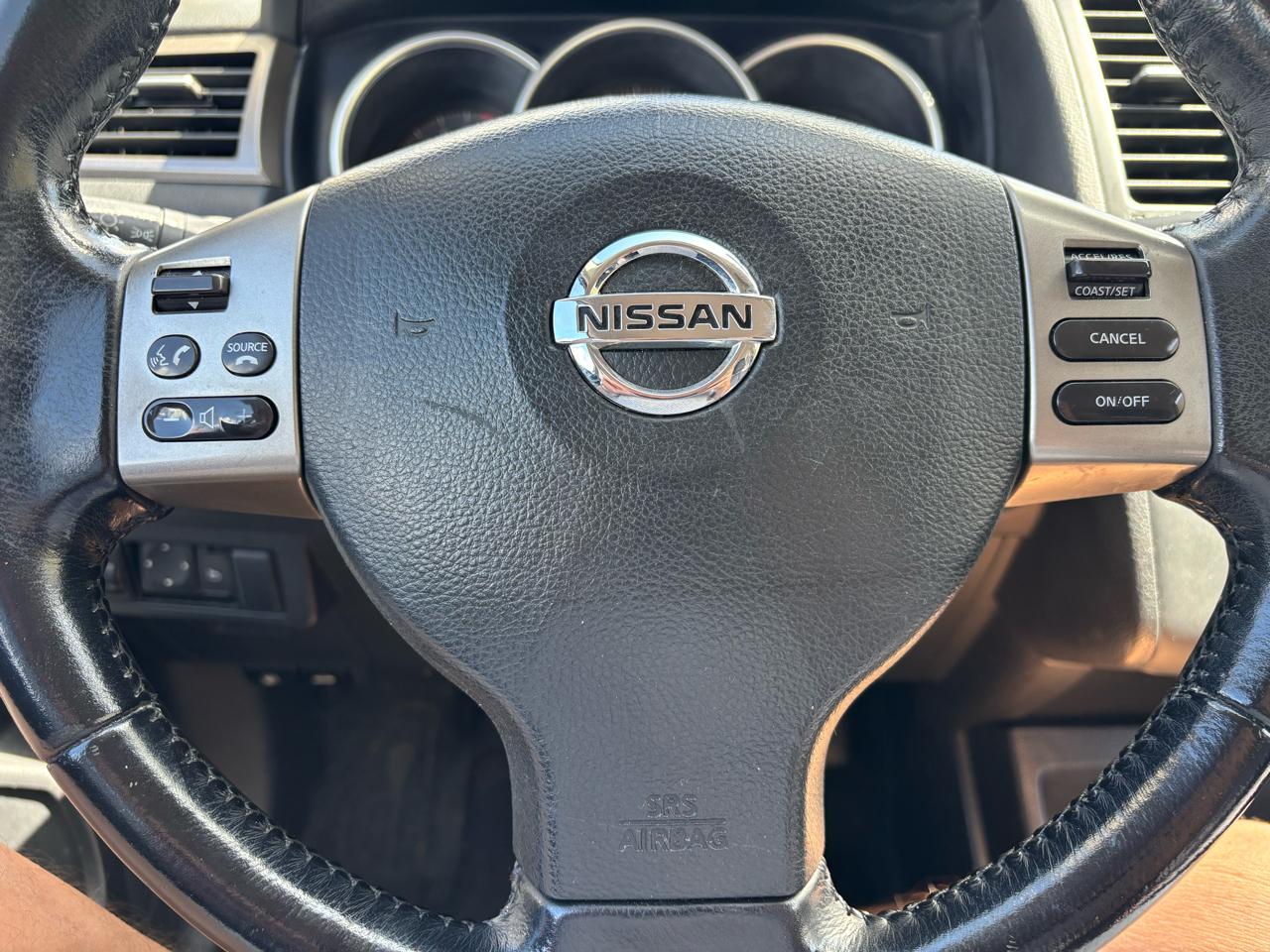 Nissan Versa 5dr HB I4 Man 1.8 SL 2008