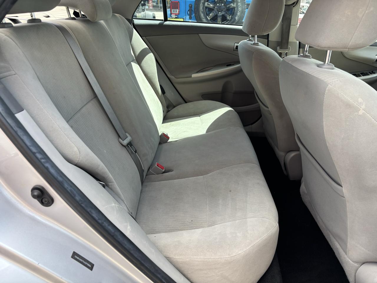 Toyota Corolla 4dr Sdn Man (Natl) 2010