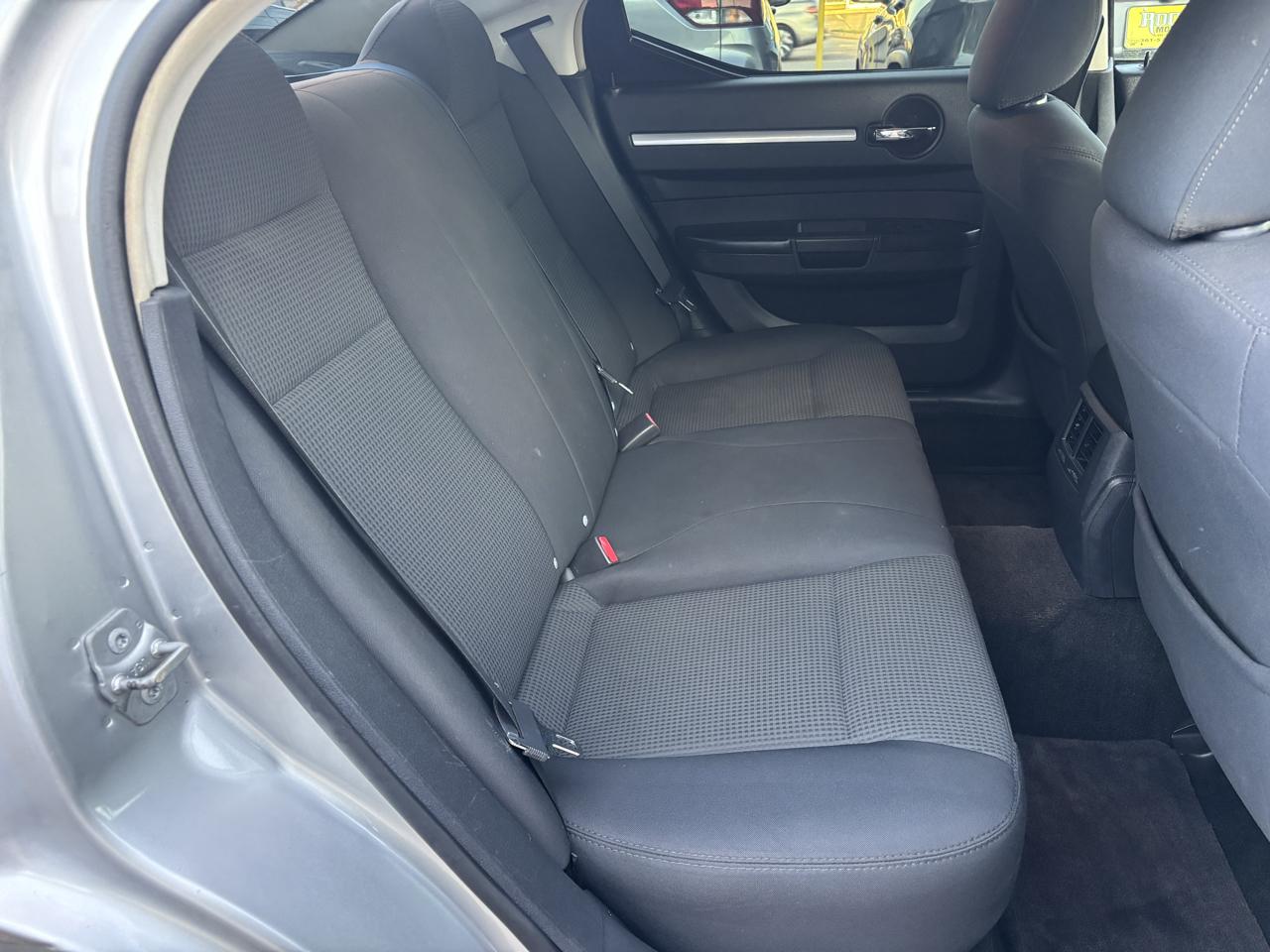 Dodge Charger 4dr Sdn RWD 2010