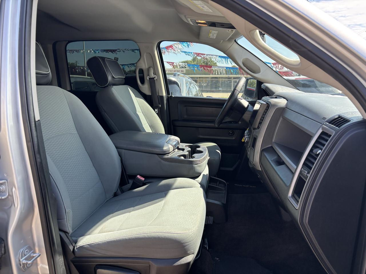 RAM 1500 Tradesman 4x2 Crew Cab 5'7" Box 2017