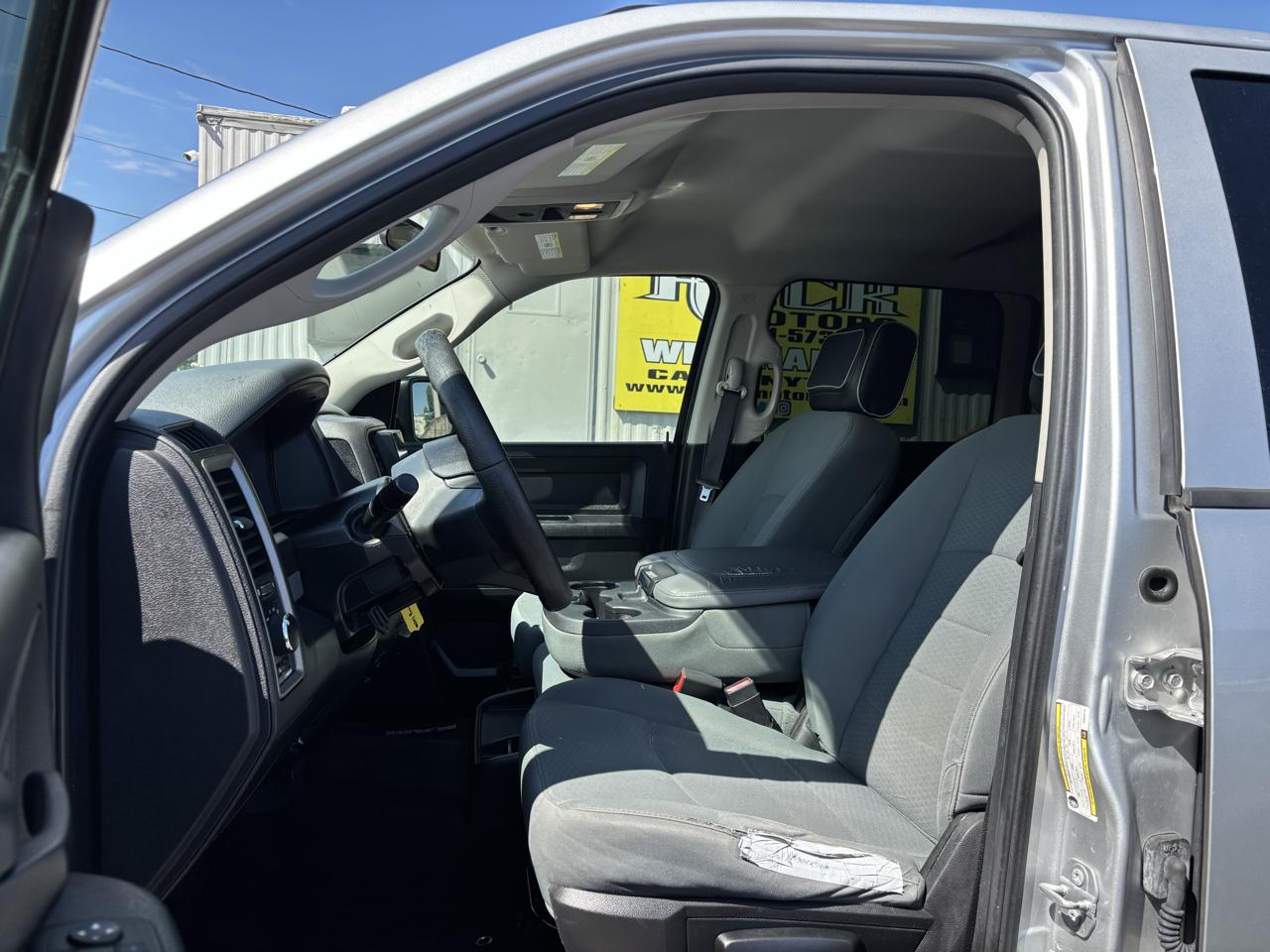 RAM 1500 Tradesman 4x2 Crew Cab 5'7" Box 2017