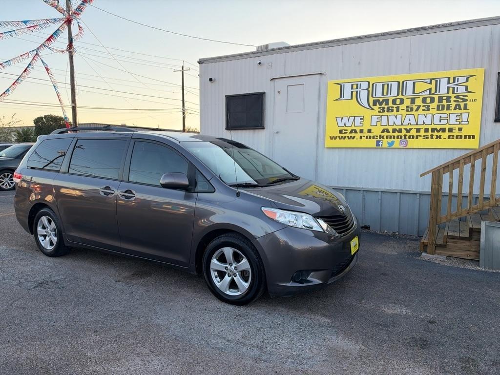 Toyota Sienna 5dr 7-Pass Van V6 LE FWD (Natl) 2012