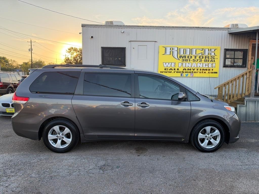 Toyota Sienna 5dr 7-Pass Van V6 LE FWD (Natl) 2012