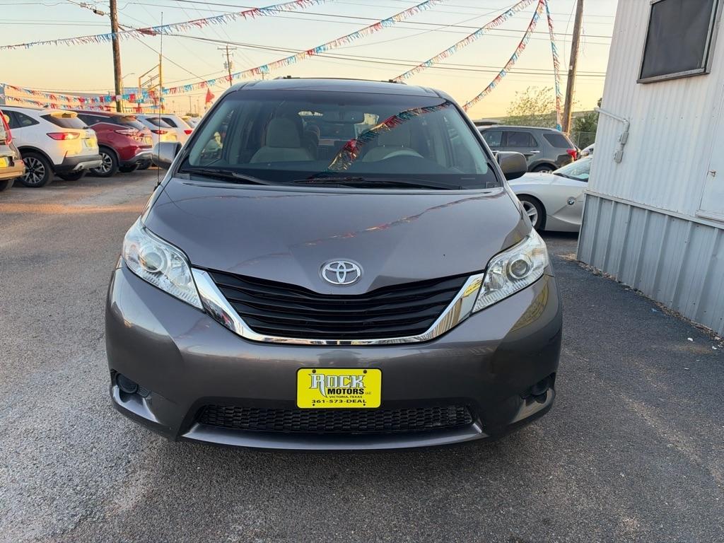 Toyota Sienna 5dr 7-Pass Van V6 LE FWD (Natl) 2012