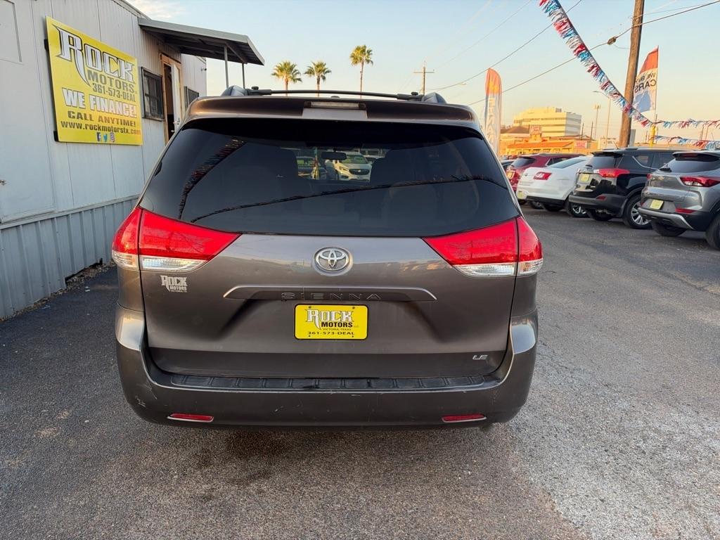 Toyota Sienna 5dr 7-Pass Van V6 LE FWD (Natl) 2012
