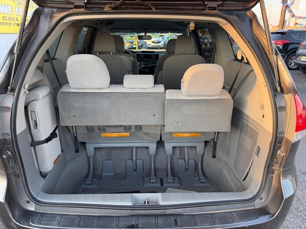 Toyota Sienna 5dr 7-Pass Van V6 LE FWD (Natl) 2012