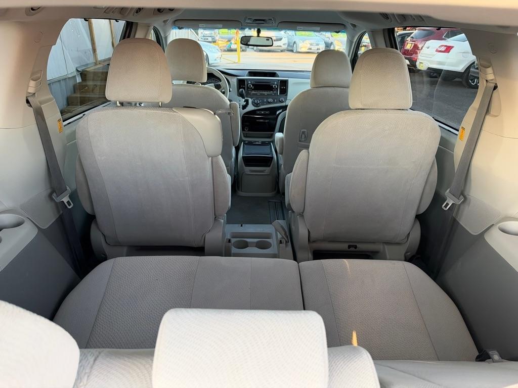 Toyota Sienna 5dr 7-Pass Van V6 LE FWD (Natl) 2012