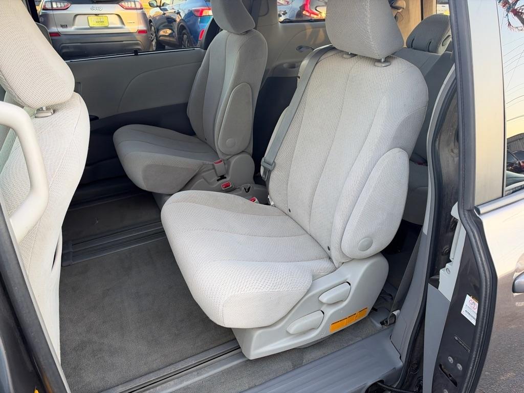 Toyota Sienna 5dr 7-Pass Van V6 LE FWD (Natl) 2012