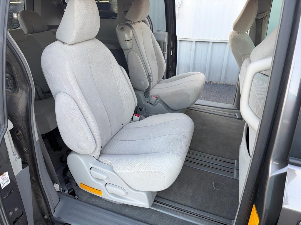 Toyota Sienna 5dr 7-Pass Van V6 LE FWD (Natl) 2012