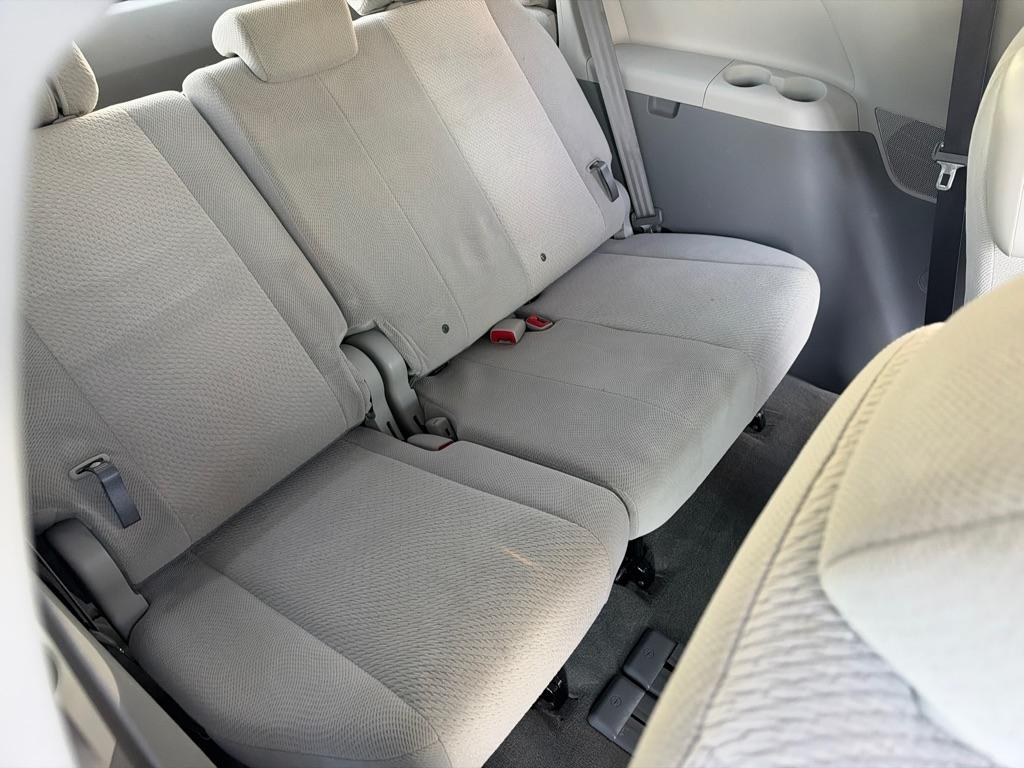 Toyota Sienna 5dr 7-Pass Van V6 LE FWD (Natl) 2012
