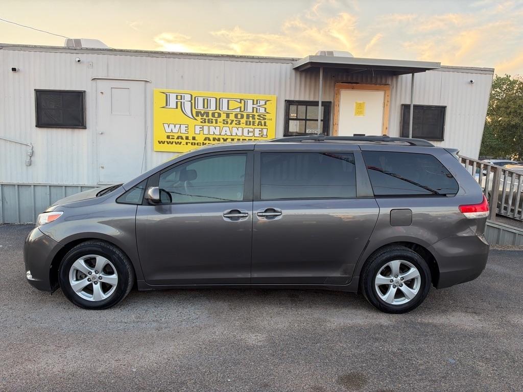 Toyota Sienna 5dr 7-Pass Van V6 LE FWD (Natl) 2012