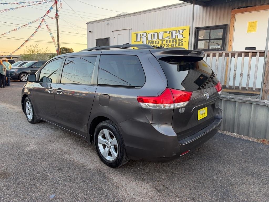 Toyota Sienna 5dr 7-Pass Van V6 LE FWD (Natl) 2012