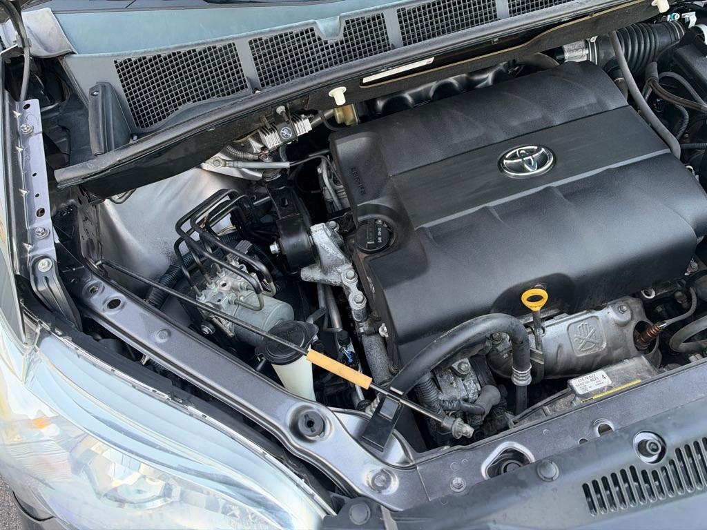 Toyota Sienna 5dr 7-Pass Van V6 LE FWD (Natl) 2012