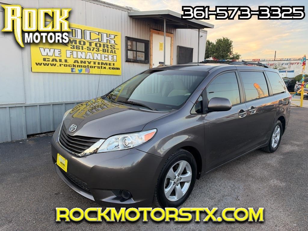 Toyota Sienna 5dr 7-Pass Van V6 LE FWD (Natl) 2012