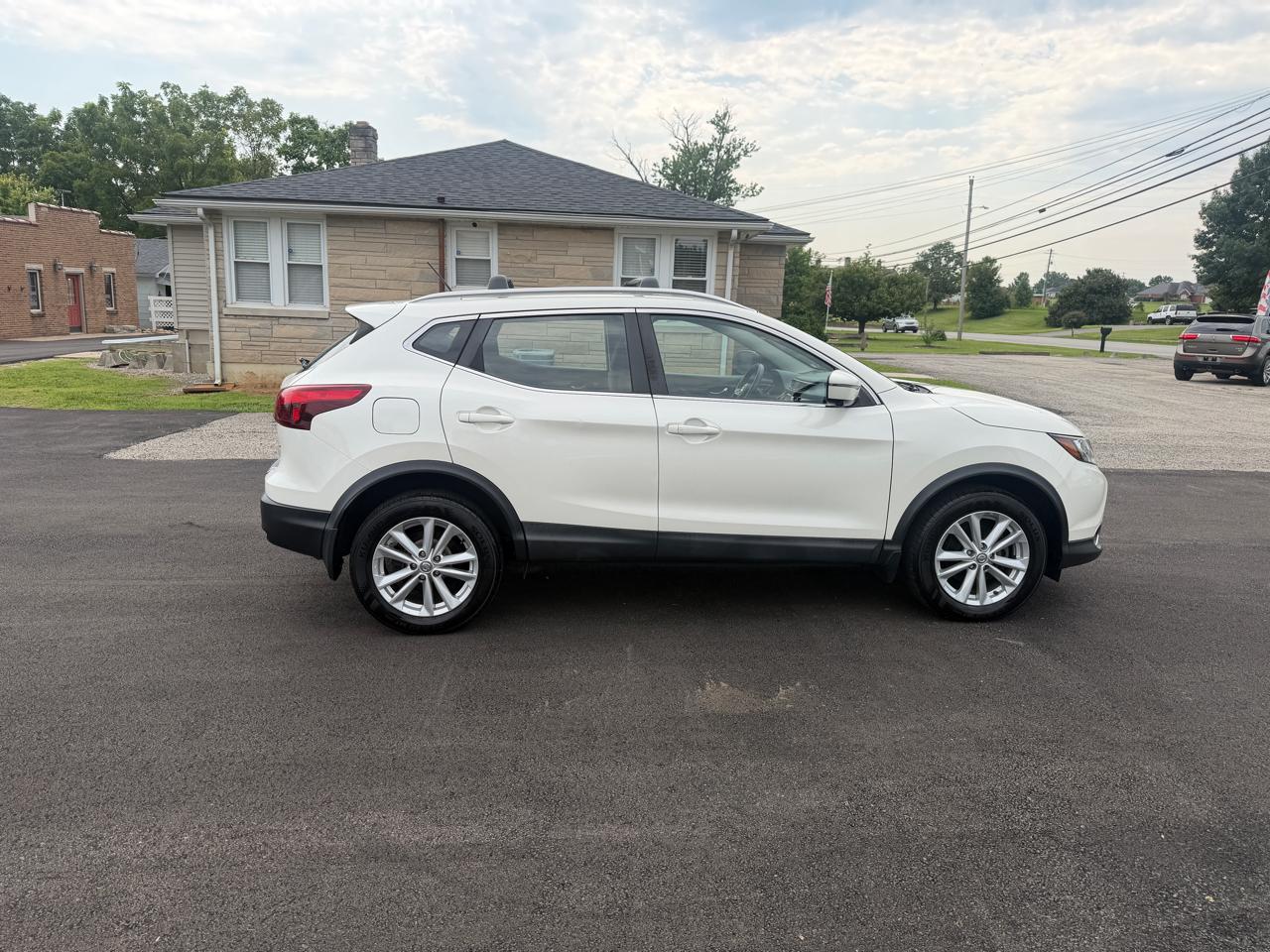 Nissan Rogue Sport SV 4D SUV AWD 2017